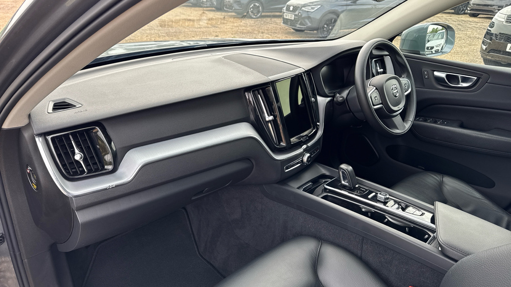 Volvo XC60 2.0 B5 Mhev R-design White #19