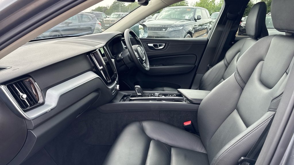 Volvo XC60 2.0 B5 Mhev R-design White #42