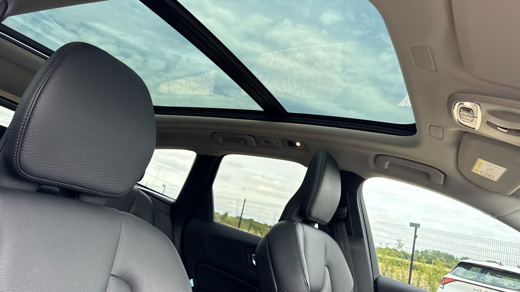 Volvo XC60 2.0 B5 Mhev R-design White #40