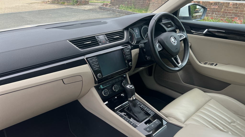 Skoda Superb Superb 2.0 Tsi Laurin Klement Dsg HF17LXD White #2