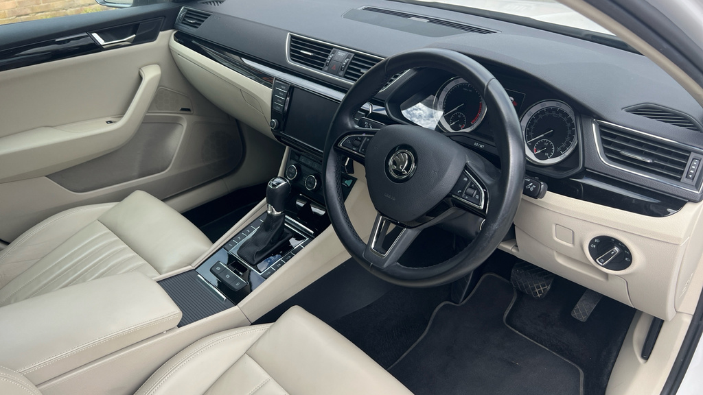 Skoda Superb Superb 2.0 Tsi Laurin Klement Dsg HF17LXD White #6