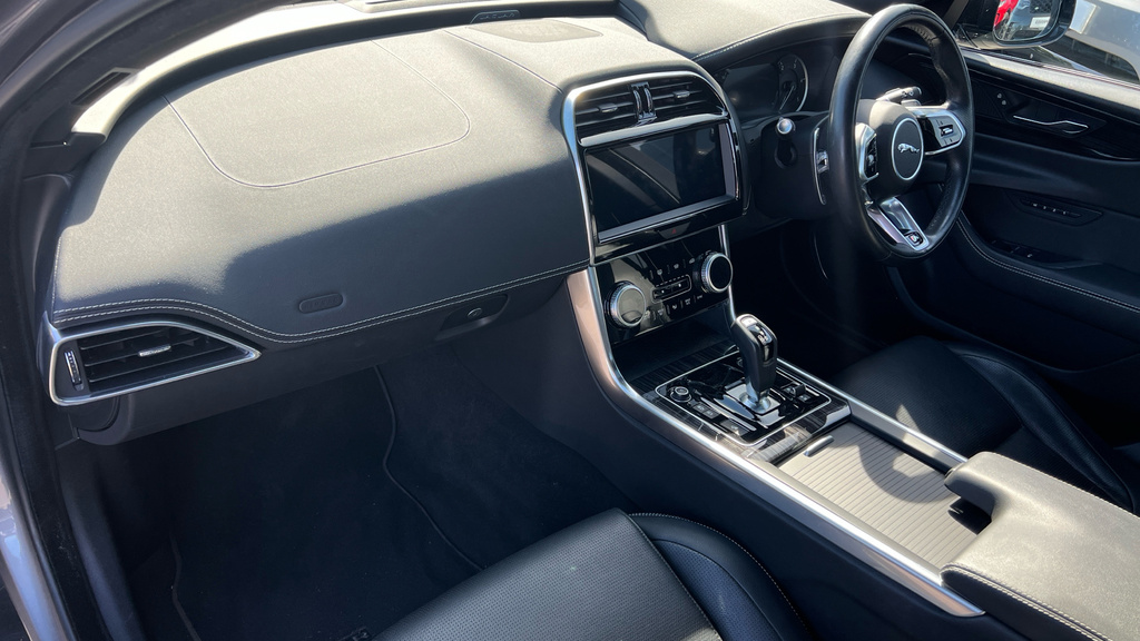 Jaguar XE Saloon Black #24