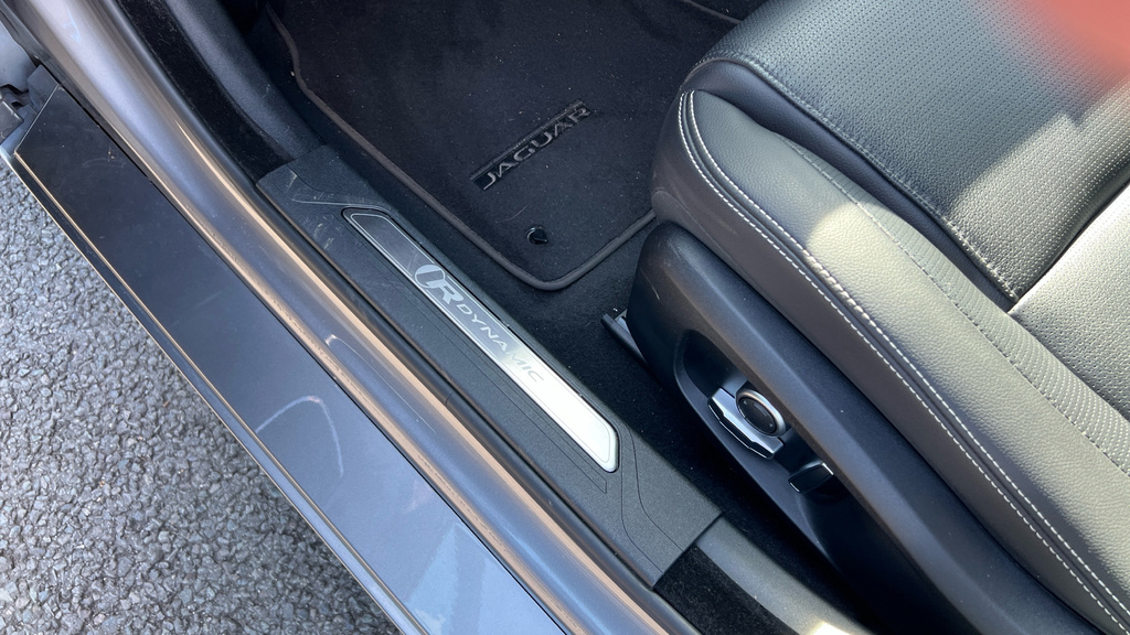Jaguar XE Saloon Black #31