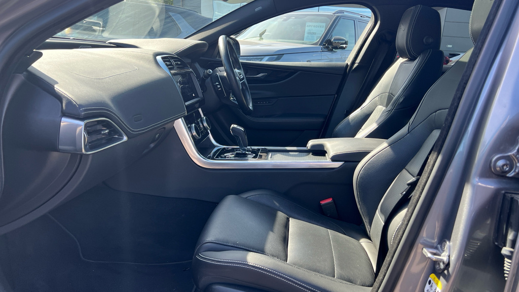 Jaguar XE Xe 2.0 D200 R-dynamic Black Grey #3