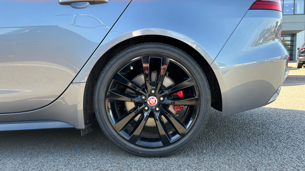 Jaguar XE Saloon Black #27