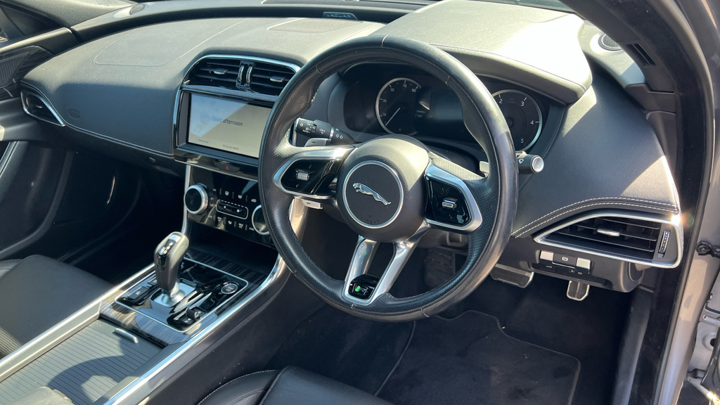 Jaguar XE Saloon Black #23