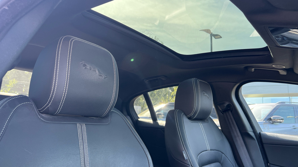 Jaguar XE Saloon Black #30