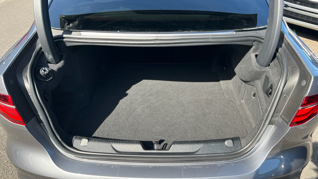Jaguar XE Saloon Black #10
