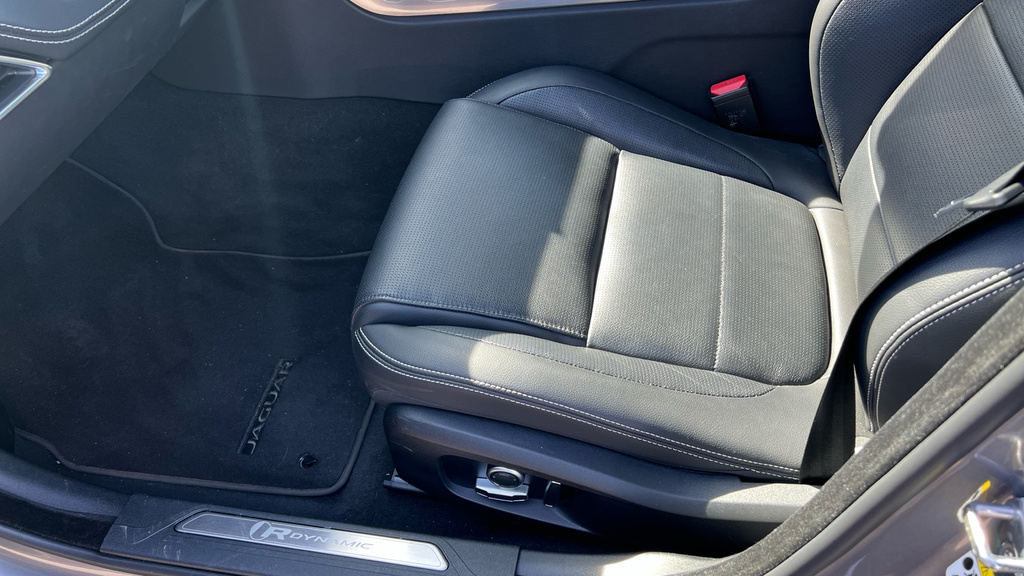 Jaguar XE Saloon Black #37