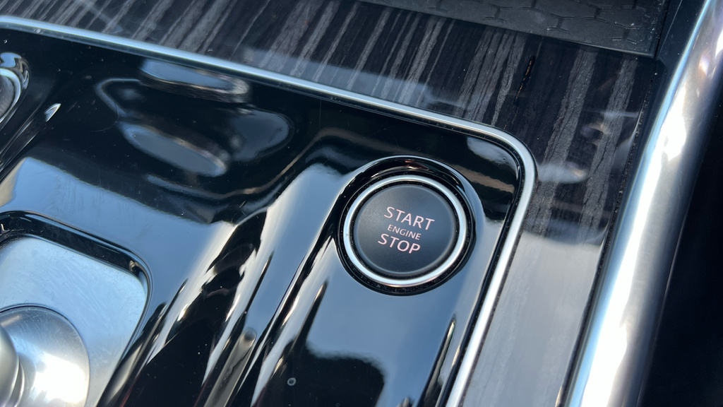 Jaguar XE Saloon Black #49