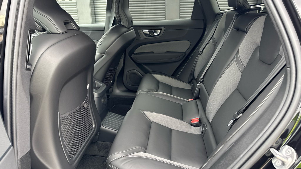 Volvo XC60 Plus Pro Red #20
