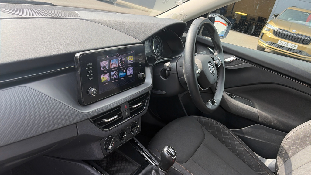 Skoda Kamiq Kamiq 1.0 Tsi 110 Se LX22UVJ Black #2