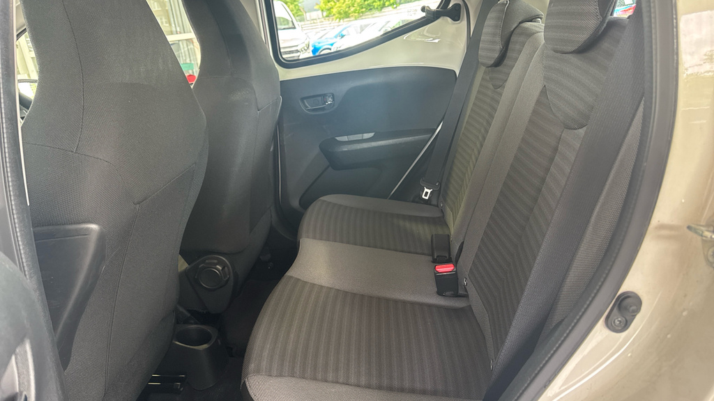 Toyota Aygo Hatchback White #14