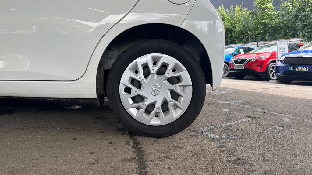 Toyota Aygo Hatchback White #19