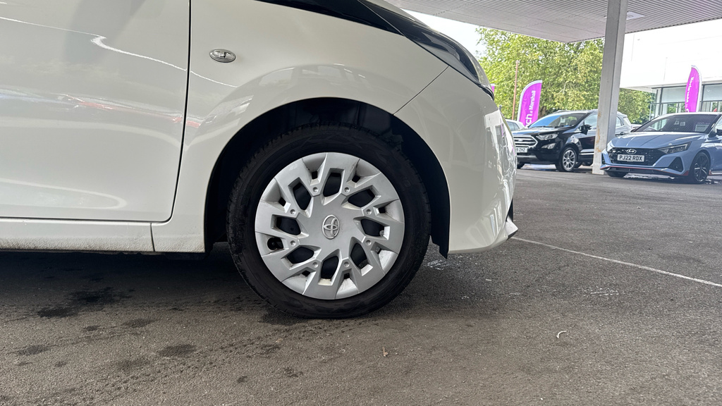 Toyota Aygo Hatchback White #20