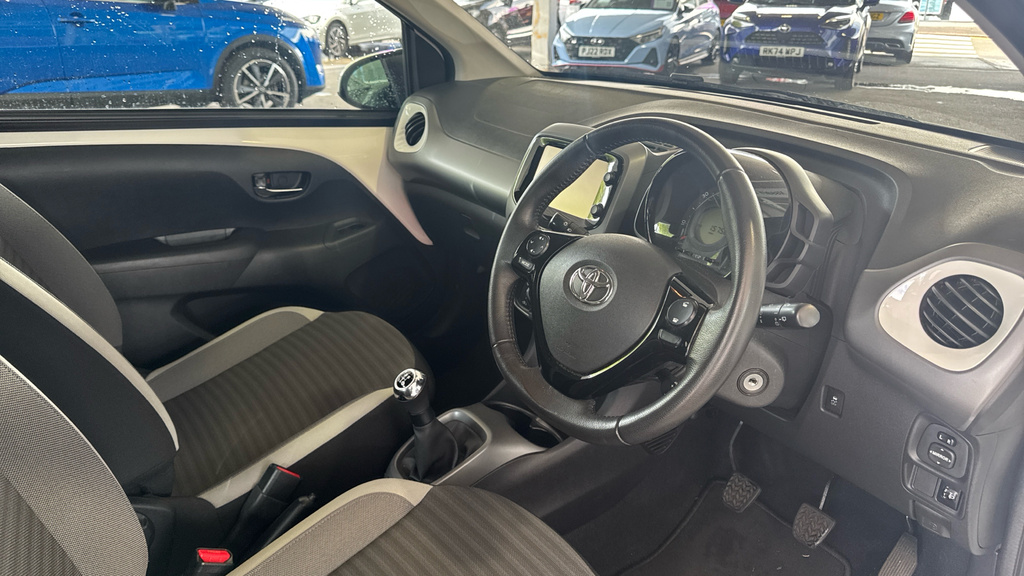 Toyota Aygo Hatchback White #9