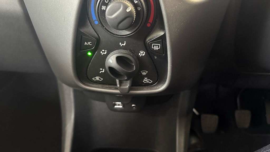 Toyota Aygo Hatchback White #31