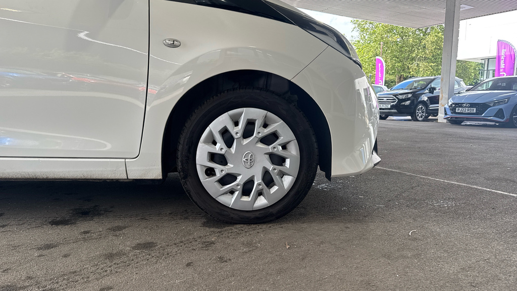 Toyota Aygo Hatchback White #17