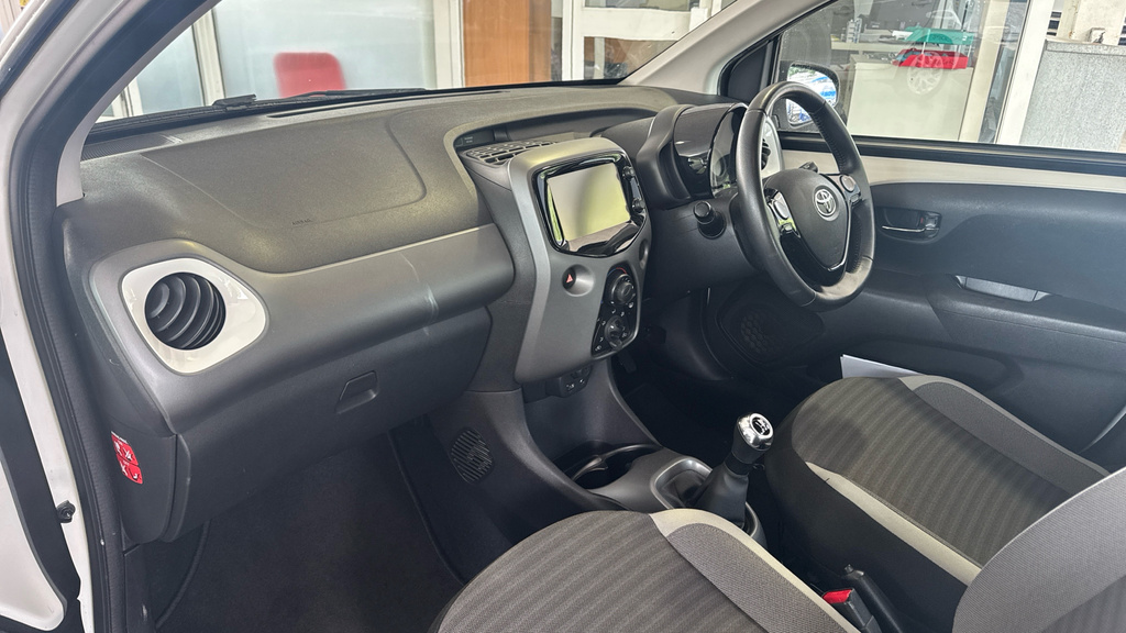Toyota Aygo Hatchback White #10