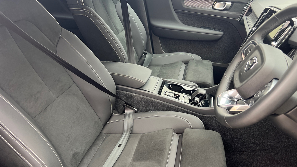 Volvo XC40 Plus Silver #9