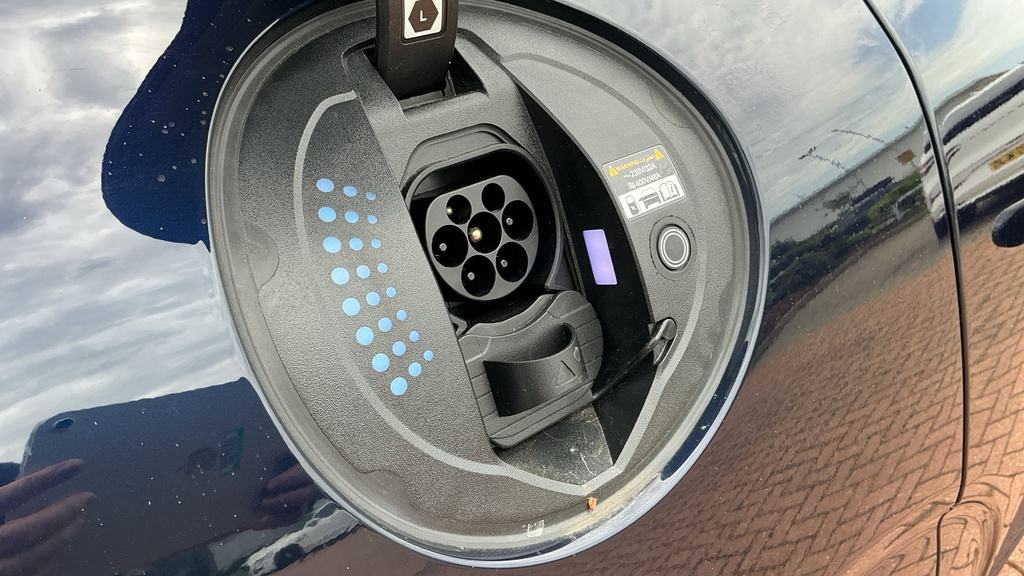 Genesis GV60 168Kw Premium 77.4Kwh Comfort Silver #40