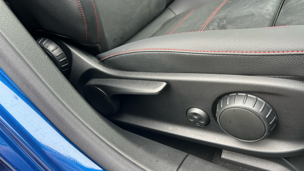 Mercedes-Benz CLA Class Cla 200 Amg Line Premium Plus Coupe Blue #33