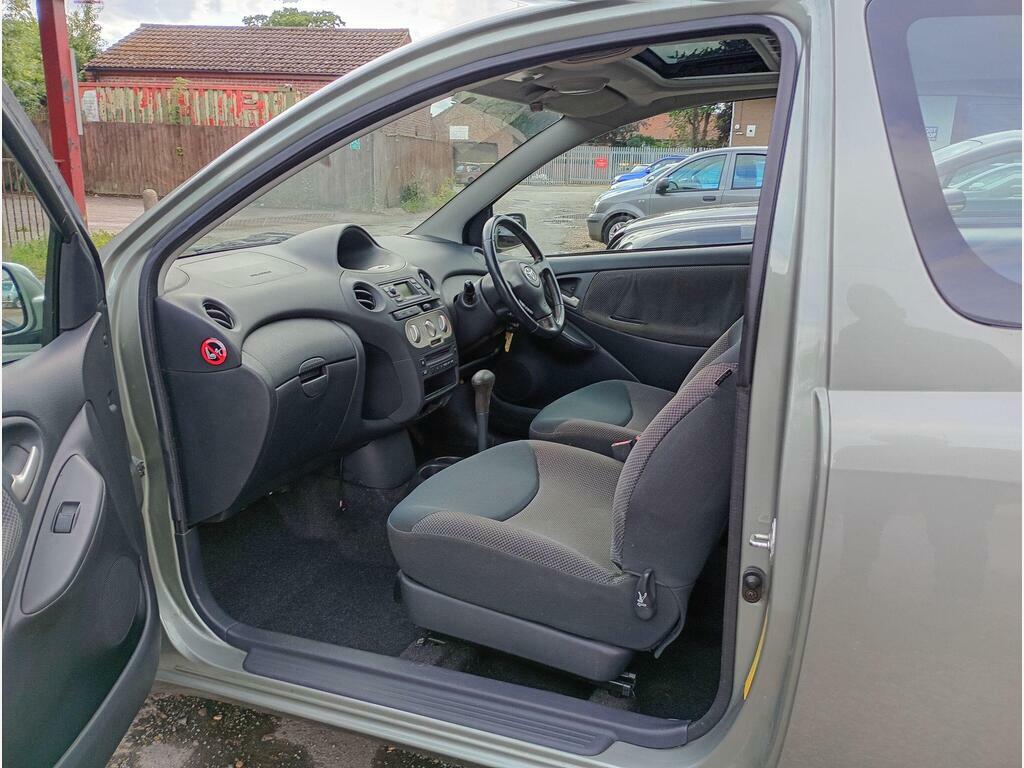 Toyota Yaris 1.3 Vvt-i T Spirit Silver #9