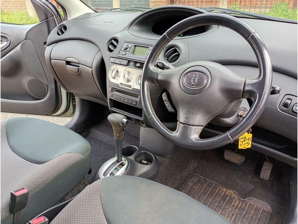 Toyota Yaris 1.3 Vvt-i T Spirit Silver #15