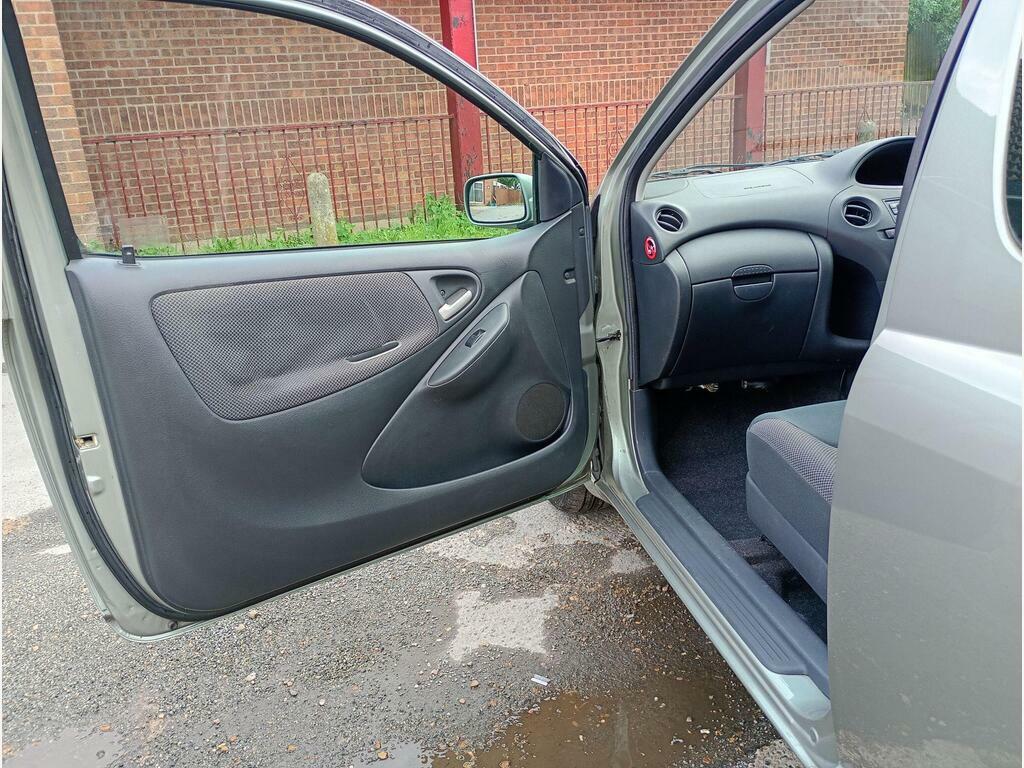 Toyota Yaris 1.3 Vvt-i T Spirit Silver #13