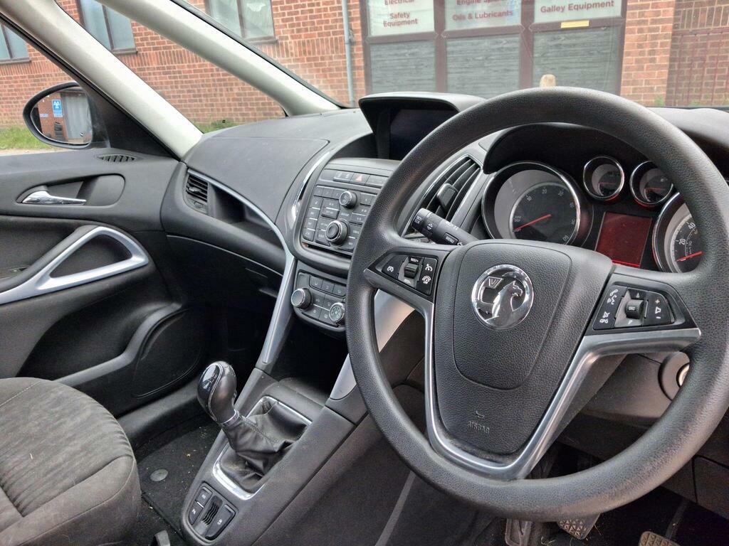 Vauxhall Zafira Tourer Sri Cdti Red #19