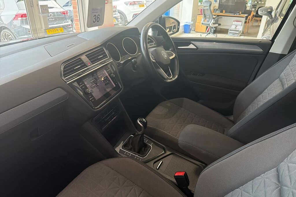Volkswagen Tiguan 1.5 Tsi 150 Life GJ72YBN Black #2
