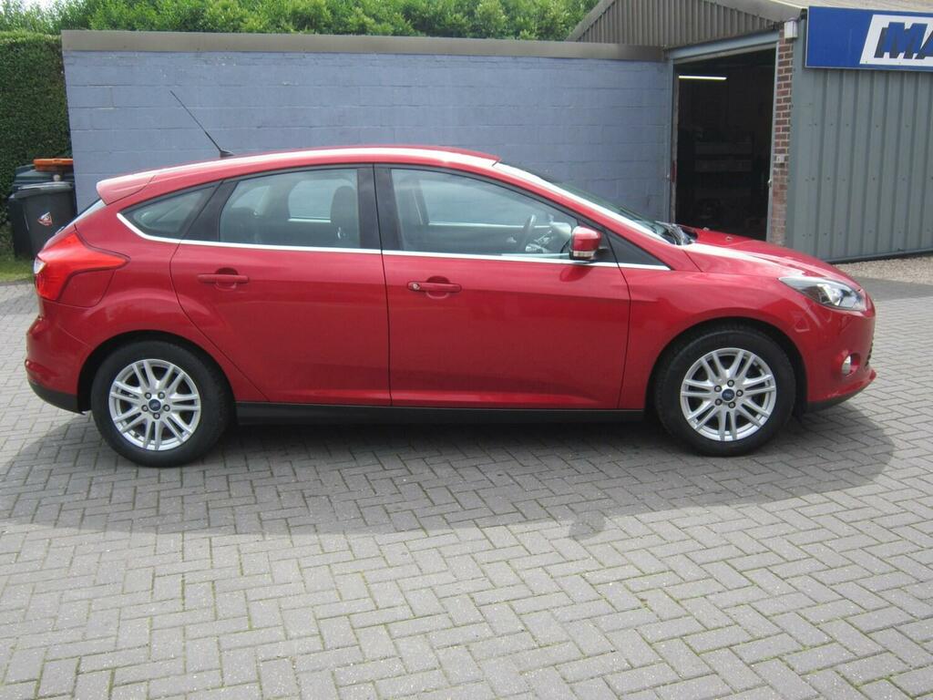Ford Focus 1.0 125 Ecoboost Titanium Red #4