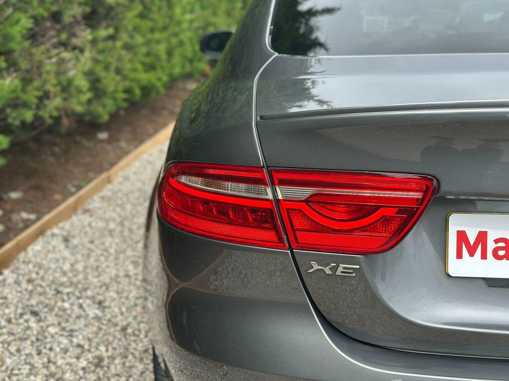 Jaguar XE 2.0 250 R-sport White #14