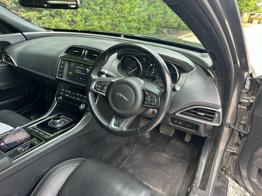 Jaguar XE 2.0 250 R-sport White #17