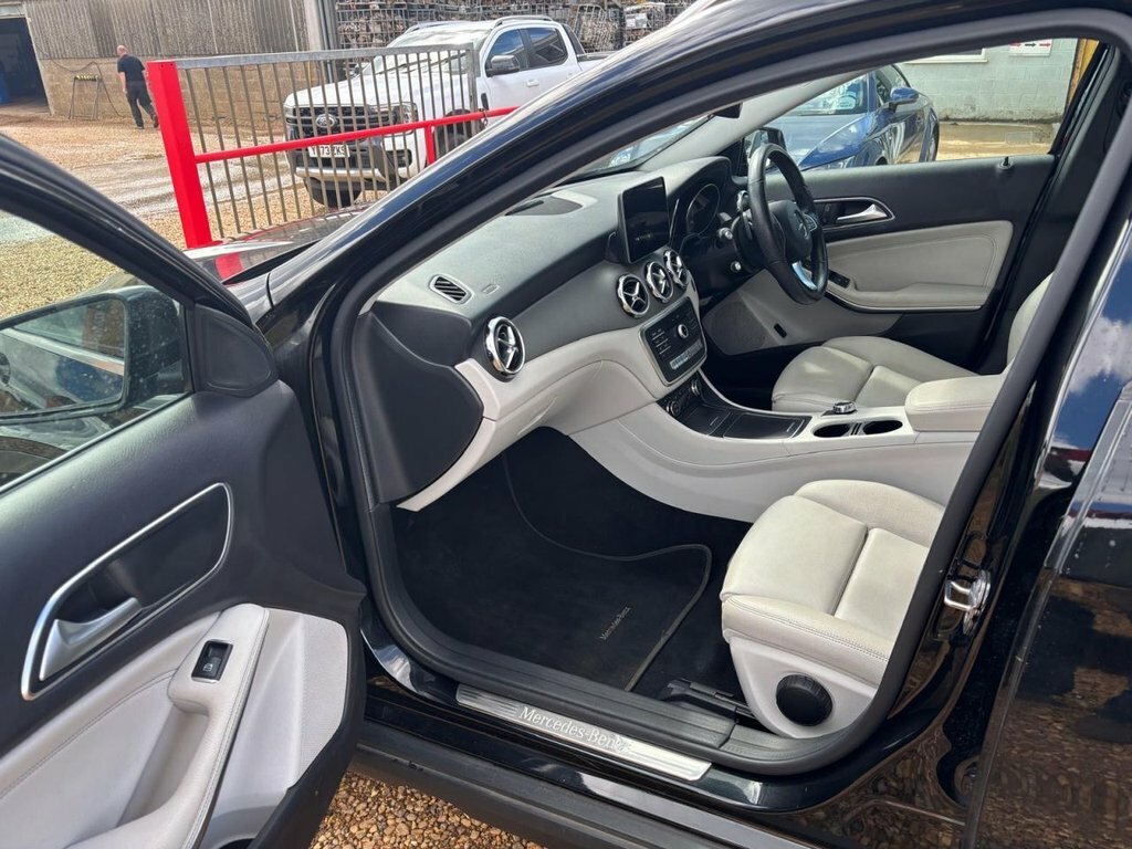 Mercedes-Benz GLA Class 1.6L Sport LR68KHZ Black #3