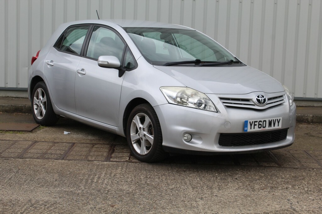 Toyota Auris Hatchback 1.3 Dual Vvt-i Tr 2011 Silver #2