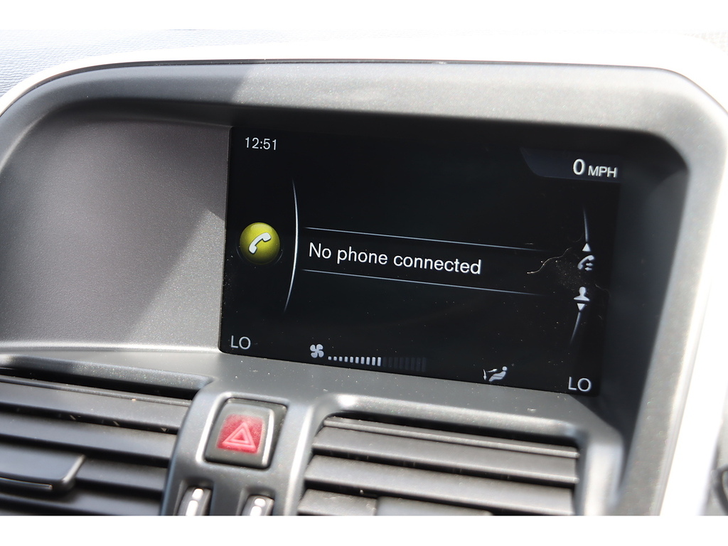 Volvo XC60 D5 R-design Nav WJ64XCM White #3