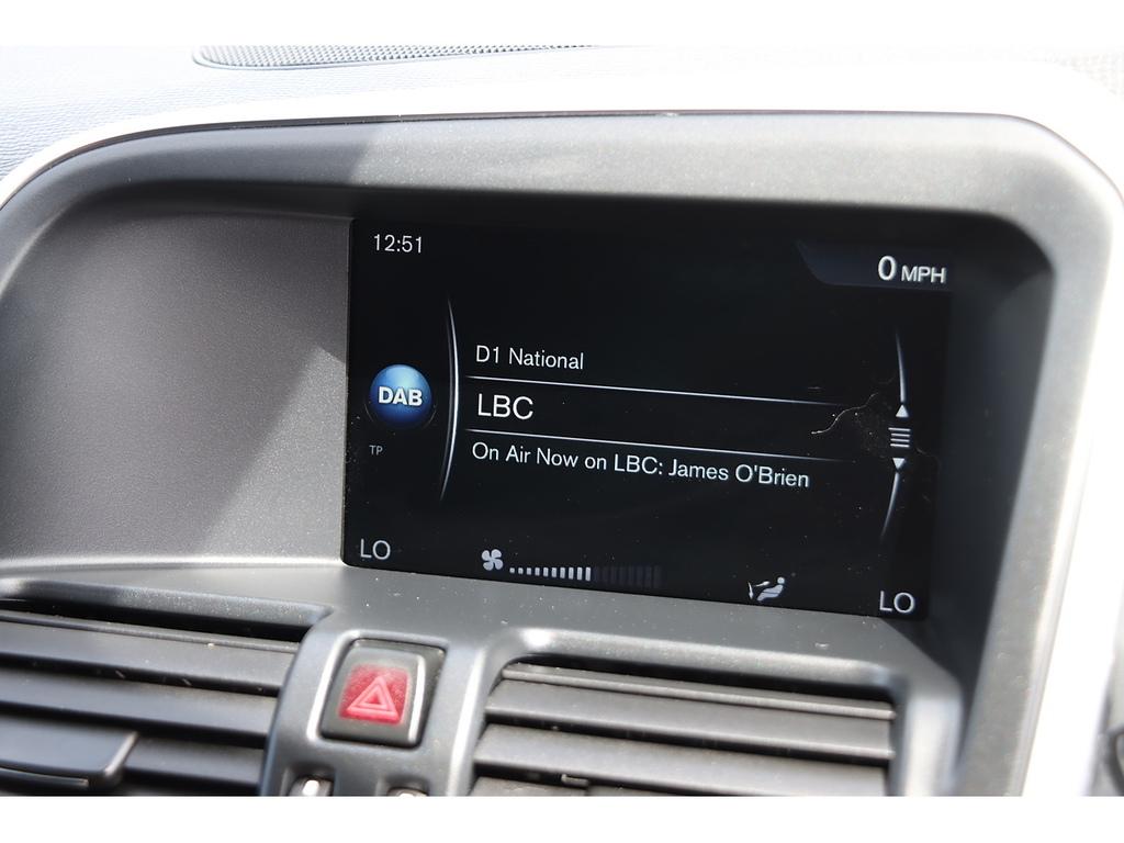 Volvo XC60 D5 R-design Nav WJ64XCM White #6