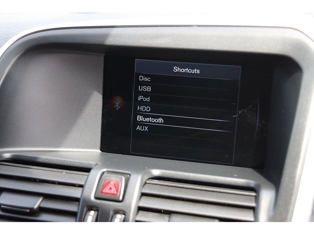 Volvo XC60 D5 R-design Nav WJ64XCM White #4