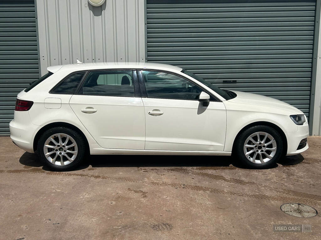 Audi A3 1.6 Tdi Se White #2