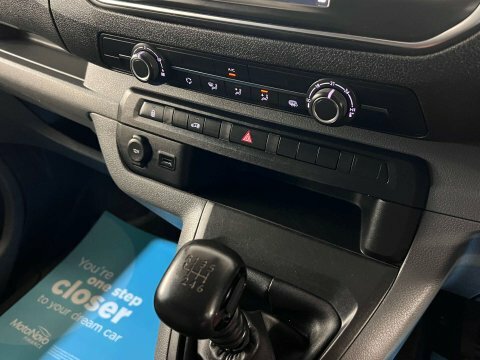 Vauxhall Vivaro Dynamic White #20