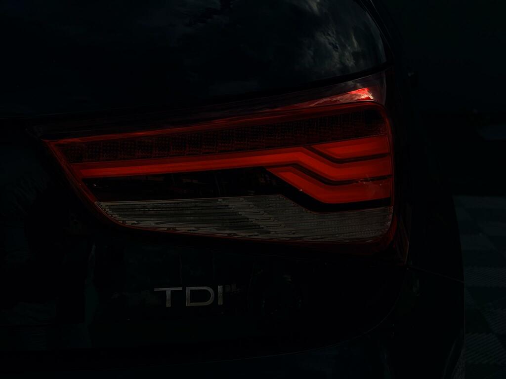 Audi A1 Tdi Sport Black #4