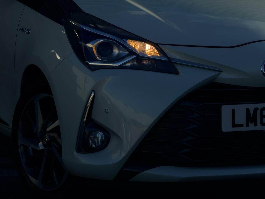 Toyota Yaris Hatchback White #4