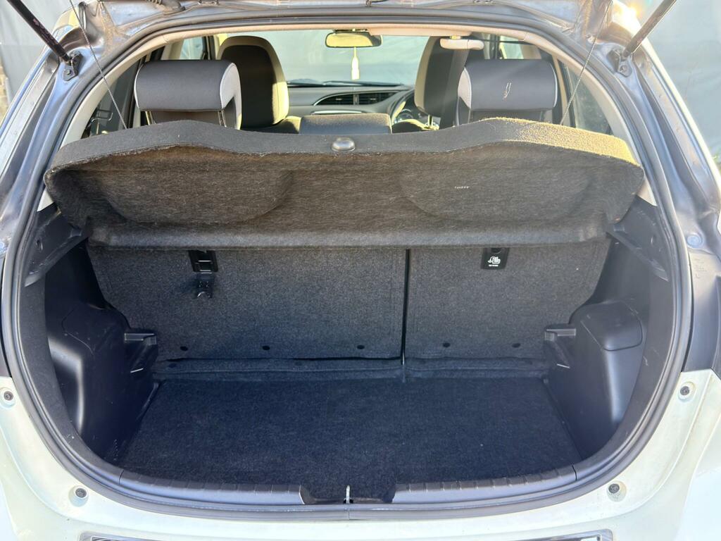 Toyota Yaris Hatchback White #19