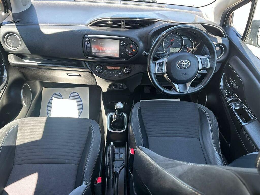 Toyota Yaris Hatchback 1.33 Dual Vvt-i Excel Euro 5 Euro 5 LY64NJF Silver #2