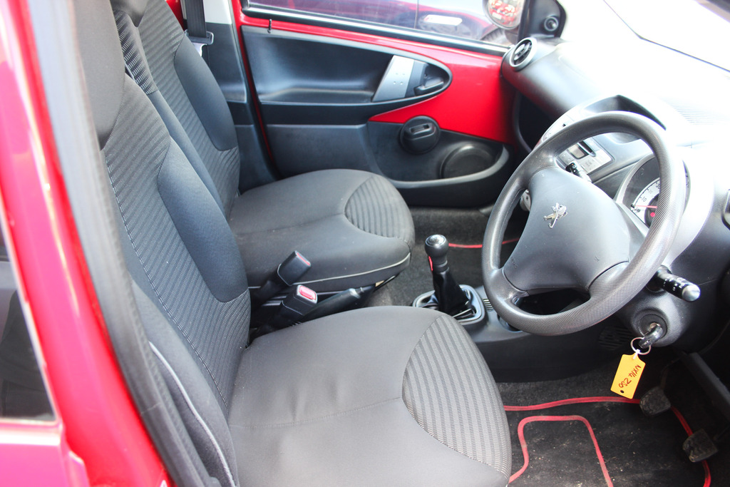 Peugeot 107 Active Red #9