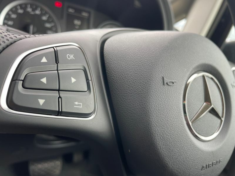 Mercedes-Benz eVito Pro White #25