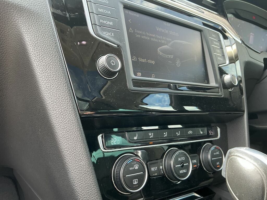 Volkswagen Passat Estate Silver #8