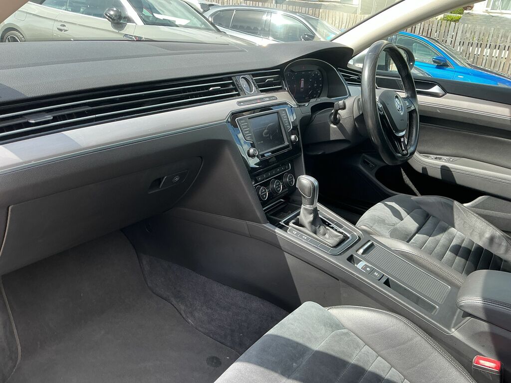 Volkswagen Passat Estate Silver #9