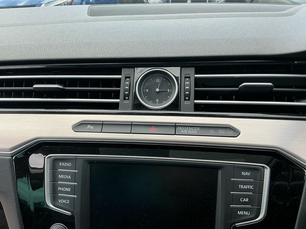 Volkswagen Passat Estate Silver #40